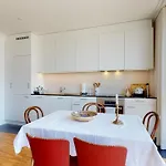 Bright Flat Overlooking Geneva 公寓 *