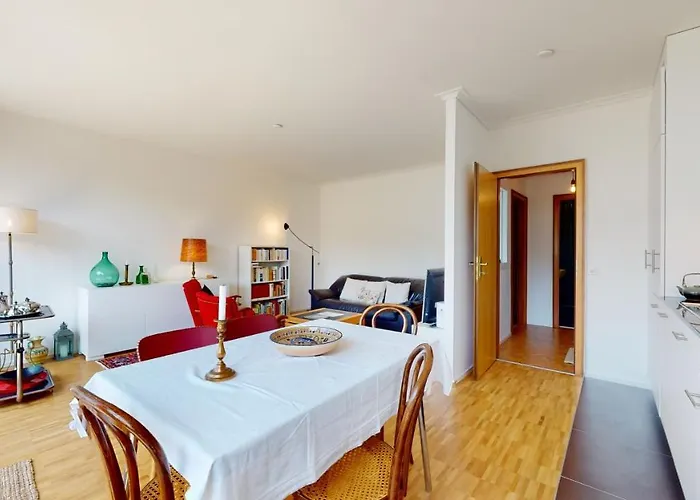 Bright Flat Overlooking Geneva Монтрё